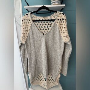 Gimmicks by BKE Gray & Cream Crochet Back Knit Top – Woman’s Size Large